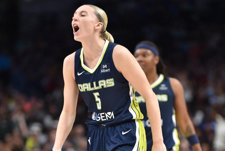 梦幻联动！康大校友卡斯尔&佩奇的最佳新秀获奖人合影！