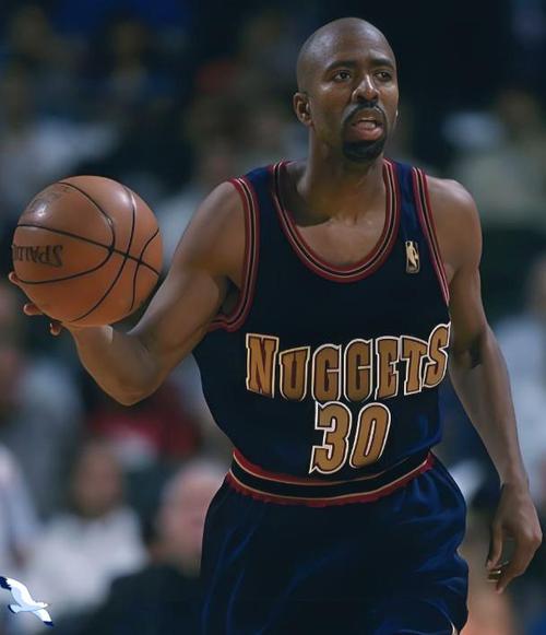 肯尼-史密斯:文班的表现可以用一个词来概括 那就是冠军!