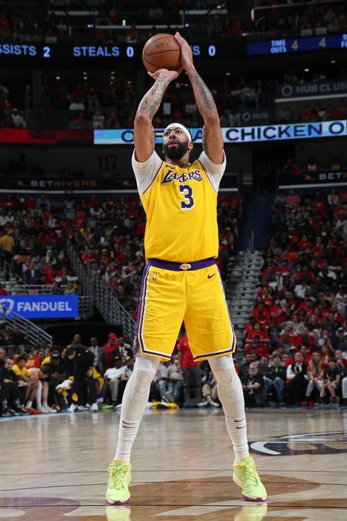 浓眉:没人能盖到文班的投篮 你只能祈祷他投不进