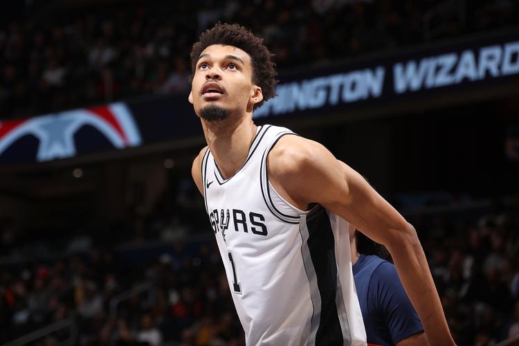 美记:我见过很多优秀球员但文班太罕见 他表现得让浓眉像G联盟的