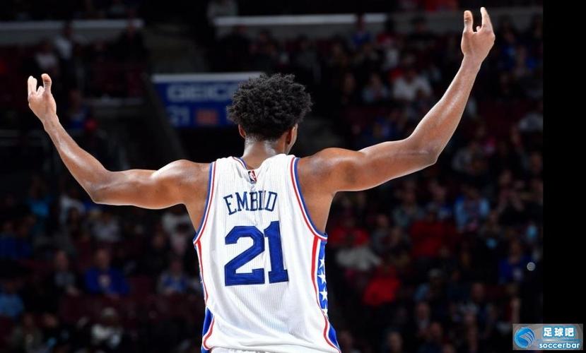 迷惑行为？恩比德被怀特迎面射中献上神反应 原地鼓掌看懵全场