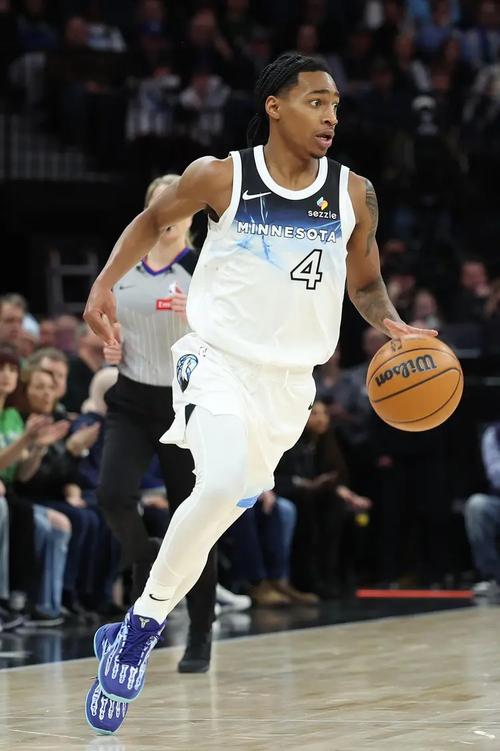 芬奇谈迪林厄姆未上场:现在还早 我会在排兵布阵上留出自由度