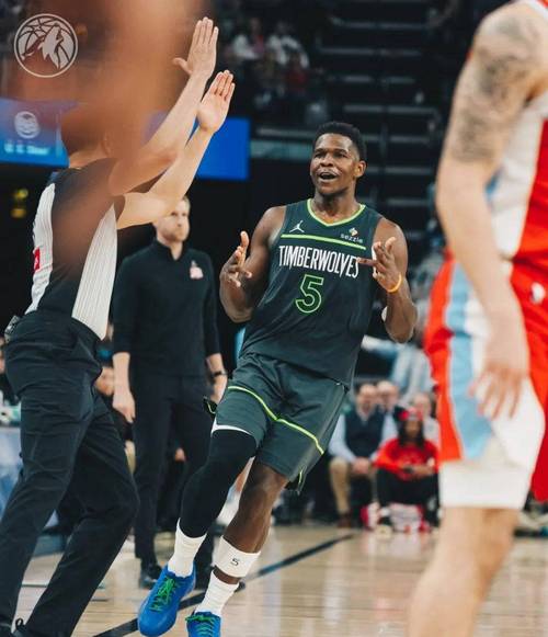 乔丹同款！爱德华兹弧顶撤步冷血三分轰进 森林狼反超开拓者！