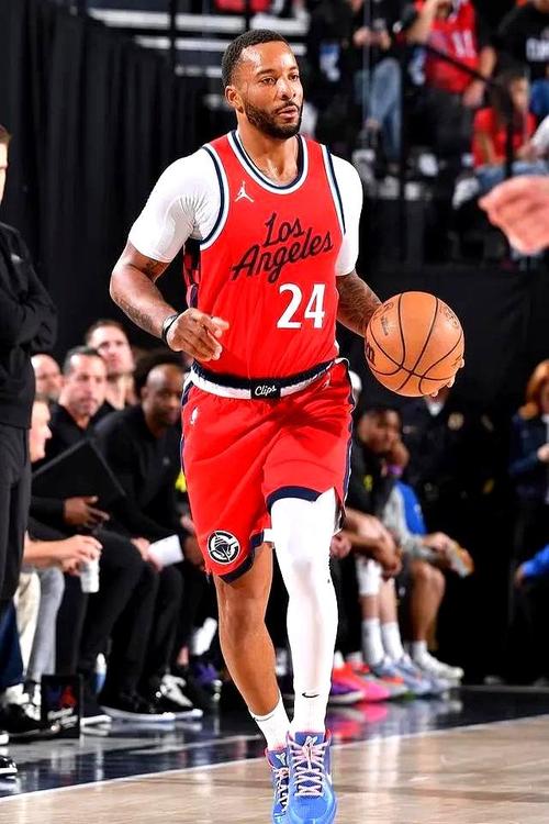 进攻确实有进步!莫布里18中8&三分8中4拿到22分 另有8板3助3断