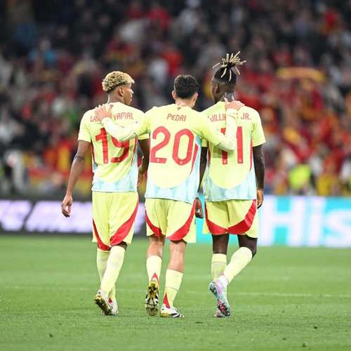 保莱塔:维蒂尼亚是现象级球员,他和佩德里让我想起伊涅斯塔