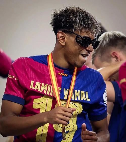 亚马尔在国王联赛客串打进点球，对着镜头飞吻庆祝