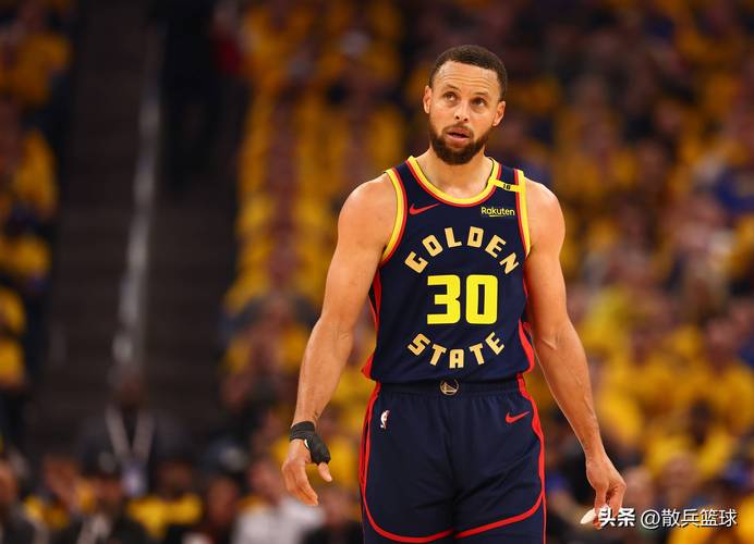 媒体人:37岁库里依旧是金州定海神针 戈登创队史纪录成悲情英雄