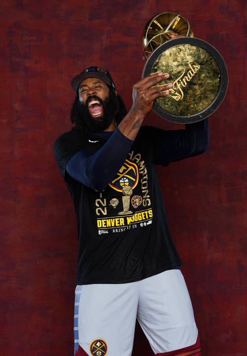 掘金官推晒图致谢小乔丹:场上场下都是冠军 谢谢你!DJ🏆