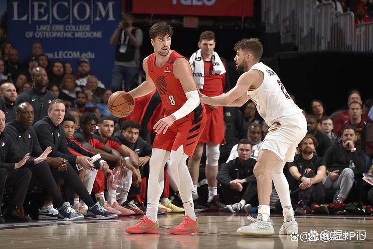 骑士客战篮网！队记：德安德烈-亨特因膝盖挫伤继续缺阵