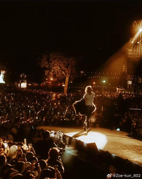 气氛搞起来！姆伯莫、阿玛德赛后更衣室内跳舞庆祝胜利