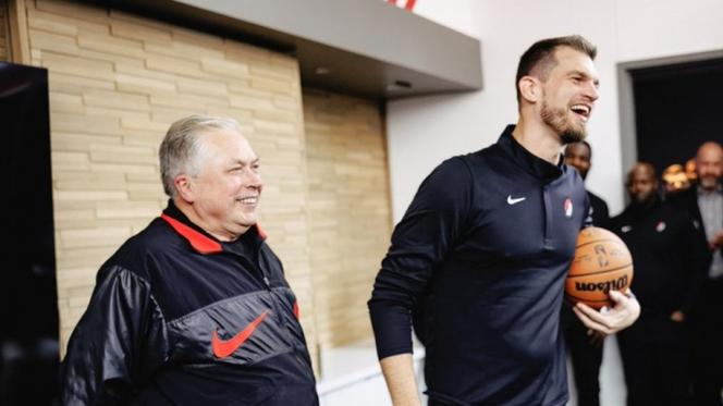 小杨泼得挺起劲儿!斯普利特被泼水庆祝执教首胜 还拿下比赛用球