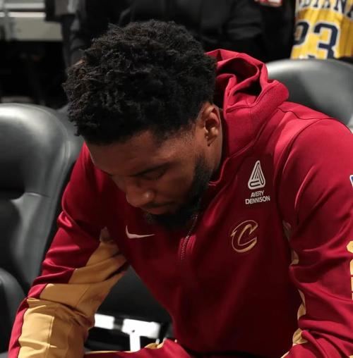 还得你当家！米切尔15中10&三分10中6轰全场最高35分 另有5助3断