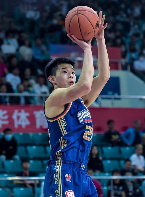 很帅啊！林葳接手递手传球顺势转身摆脱防守 潇洒上篮丝滑得分