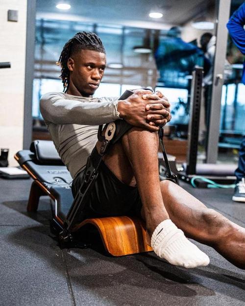 肌肉线条明显！卡马文加社媒晒练习拳击照片