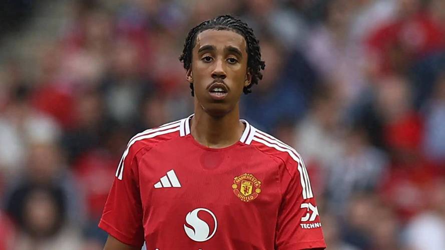 输的认罚!曼联后卫约罗训练中输掉横梁挑战,被迫穿“奇装异服”