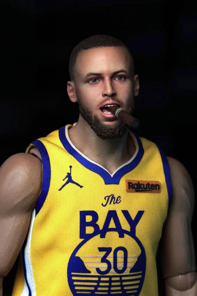 ESPN晒球员经典万圣节造型：库里化身拼图杀人狂 老詹变恐怖小丑