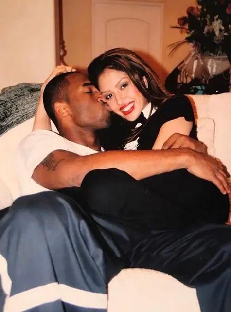 瓦妮莎将出书纪念科比和女儿！内容为球迷绘制的科比壁画及回忆！