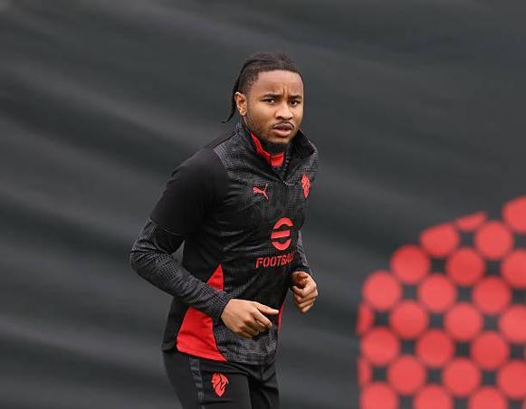 米体:莱奥仍然身体不适,恩昆库可能与奇克在对阵罗马时搭档首发