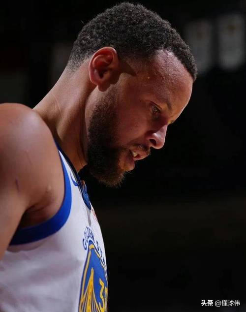 血亏！库里传球击中追梦弹回后自己投进但无效 后者返回更衣室