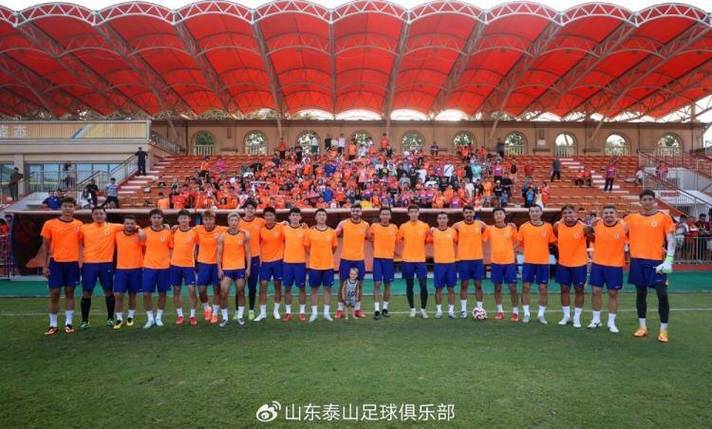 记者：泰山本赛季主场收官战，现场球迷25173人