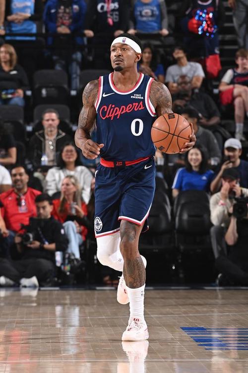 快船VS鹈鹕首发：比尔复出搭档哈登、小卡、琼斯、祖巴茨