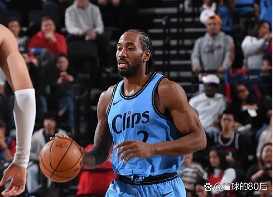 小吧在快船赛前热身现场 比尔戴着耳机投篮今天打鹈鹕复出啦！