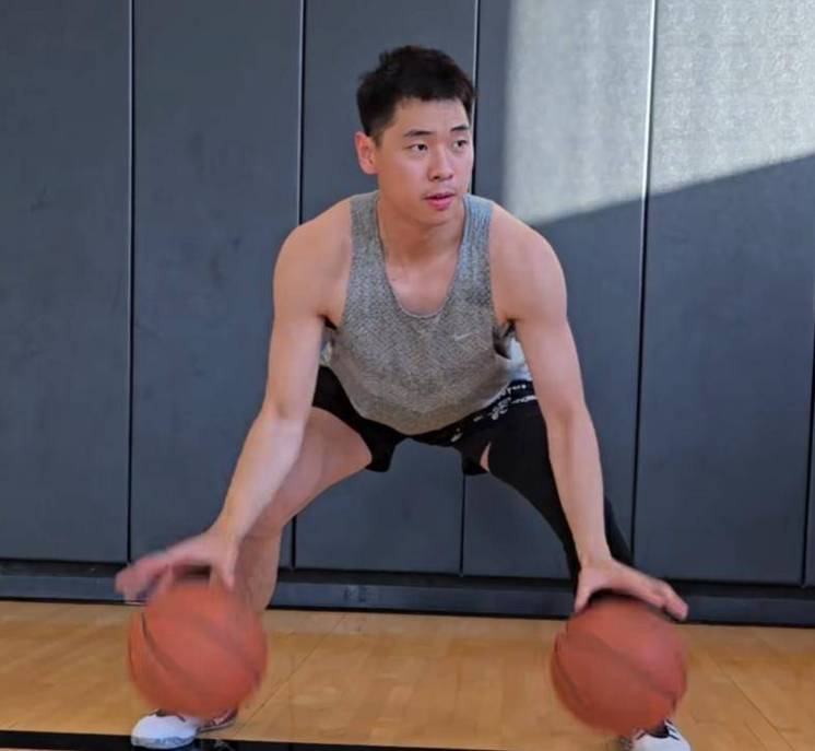 挥洒汗水！崔永熙康复训练更新 肌肉线条清晰可见