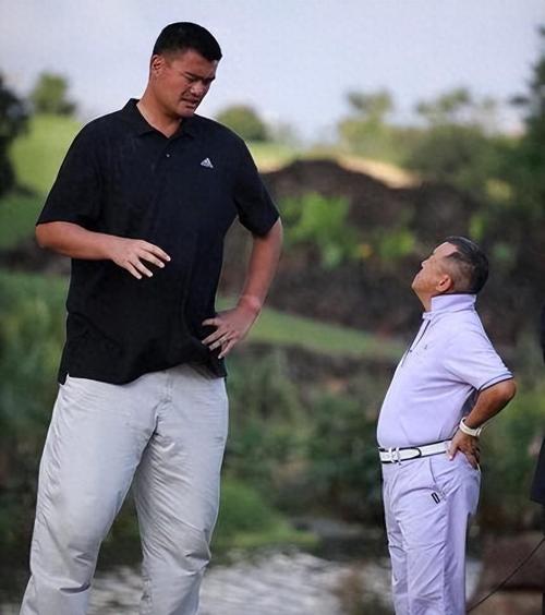 老熟人了!媒体人晒照:姚明与前队友“街球王”阿尔斯通合照