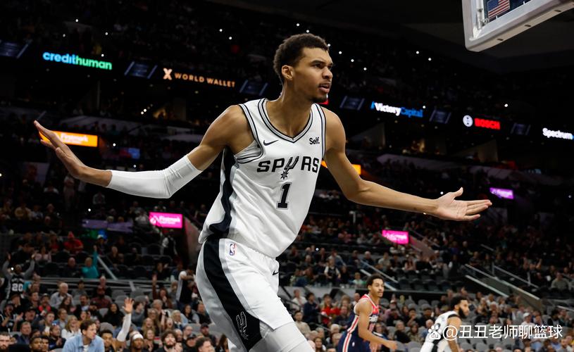 雷霆即将拿下7连胜！名记晒照：文班亚马是击败雷霆的唯一希望！