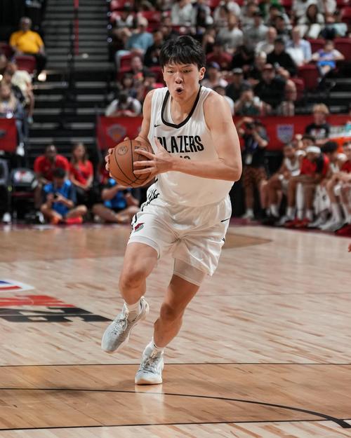 队记：杨瀚森需要时间试错但开拓者想赢球 他们无法承受这些错误