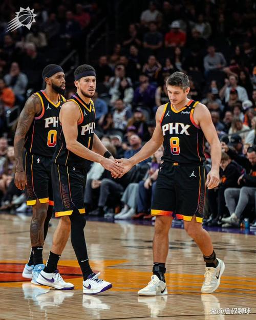 布克谈做出正确决策：有些人说我传球过度 但我相信我的队友们