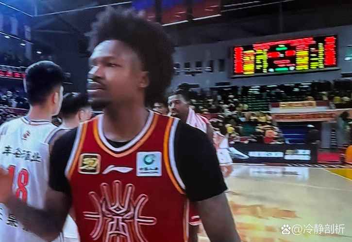 憋不住了？李圣龙错失良机，镜头拍到主帅穆斯卡特直接离场