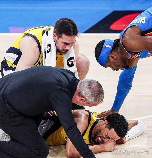 危险动作!约翰逊铲球亮鞋钉踢到洛佩斯跟腱位置,被改判红牌罚下