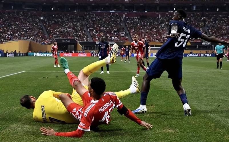 心系球队，养伤的穆西亚拉社媒晒在家中观看拜仁vs巴黎