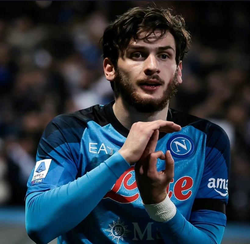 克瓦拉茨赫利亚:拜仁非常强且少打一人防守也很好 诺伊尔是传奇