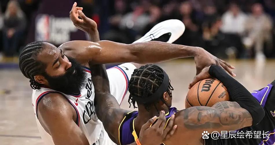 机会出来了没把握住!祖巴茨身后下手摁住球&与鲍威尔争球