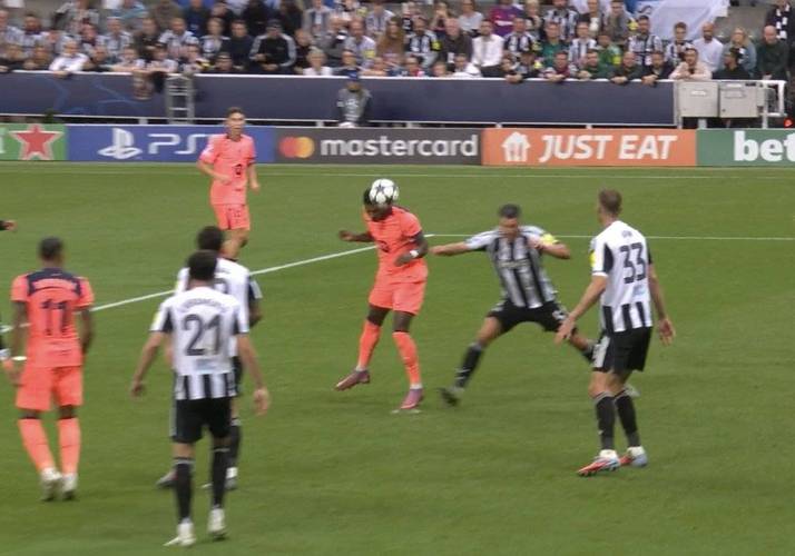 欧冠单场比赛双响+染红离场,迪亚斯是继格列兹曼之后第二人