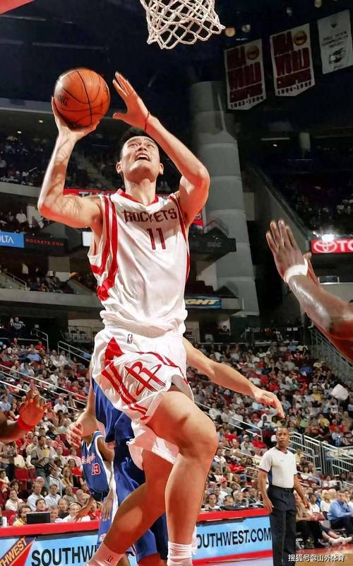 杨毅：姚明在火箭时父母也在被队友嘲笑 但中国孩子就得有人照顾