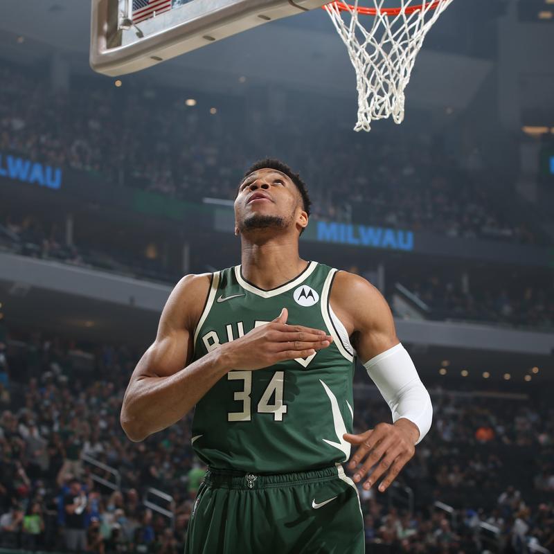 字母哥开赛季6场合砍至少200分75板35助 NBA历史最快