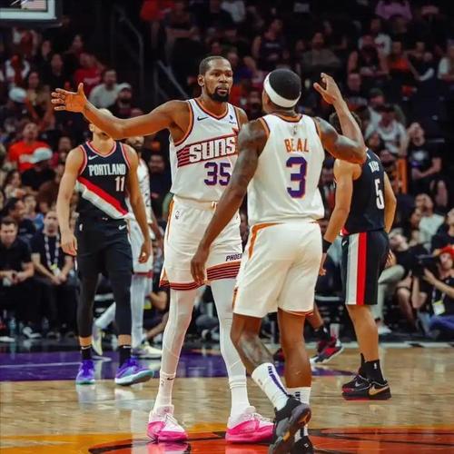 场均7.4助！吉莱斯皮：布克很好地串联球队 也能精准判断得分时机