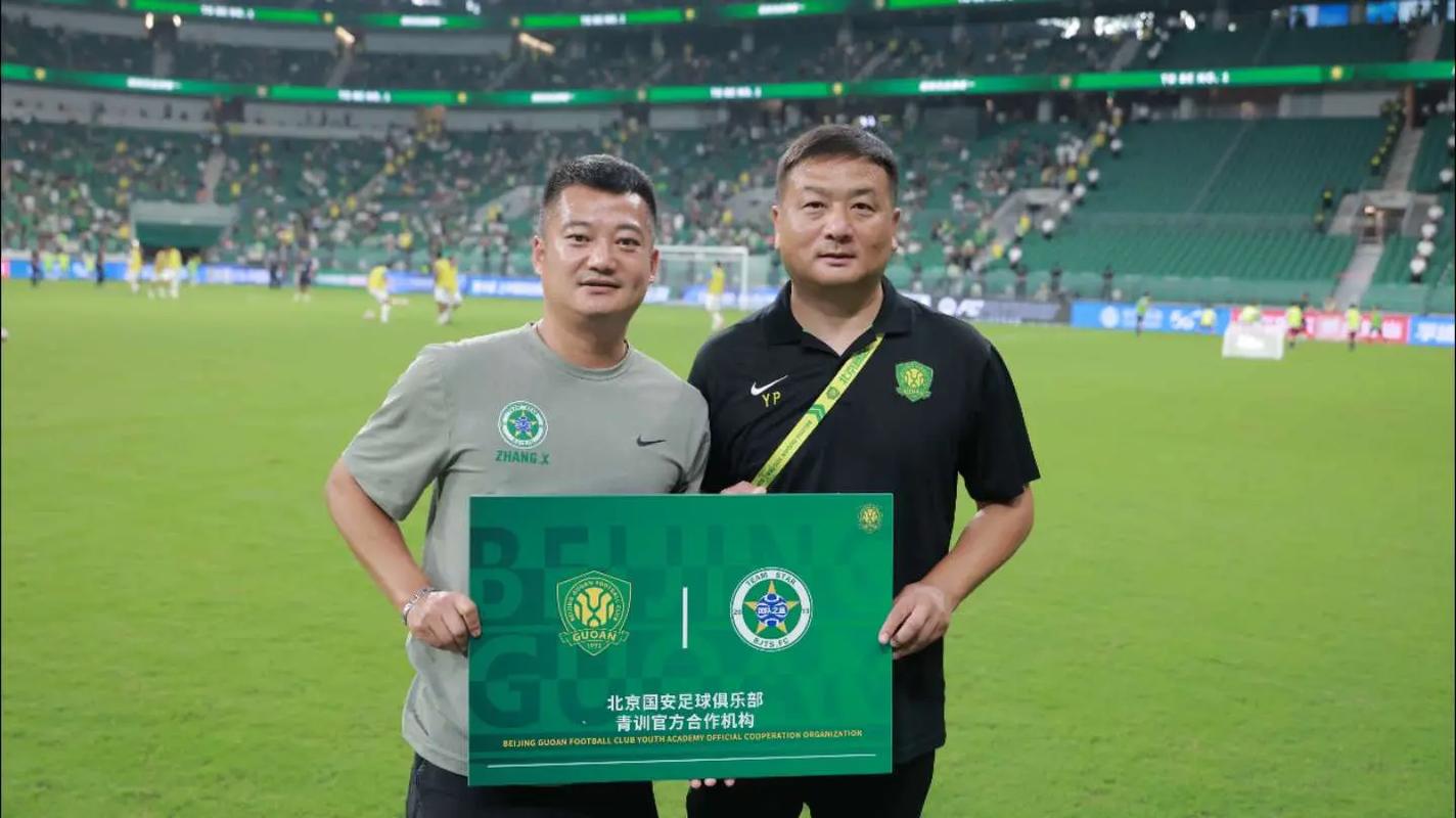 近日,北京国安足球俱乐部“足球一堂课”公益活动继续开展