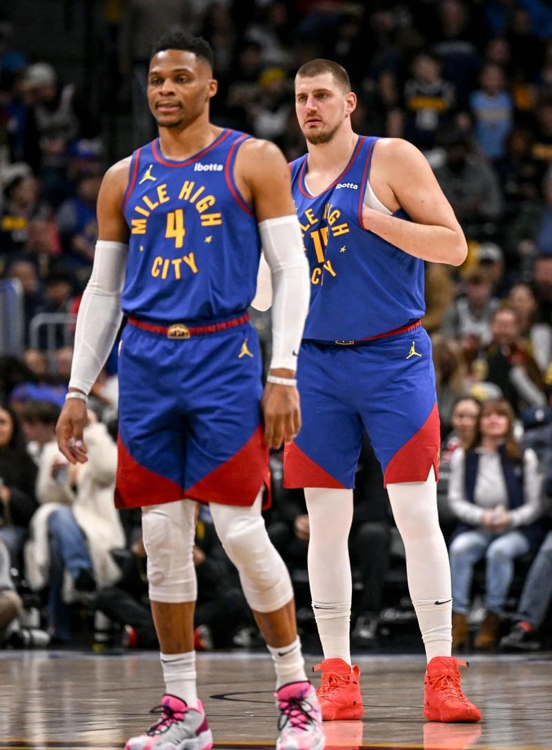 少爷！威少积极拼抢 界外球砸约基奇身上拼出一个球权