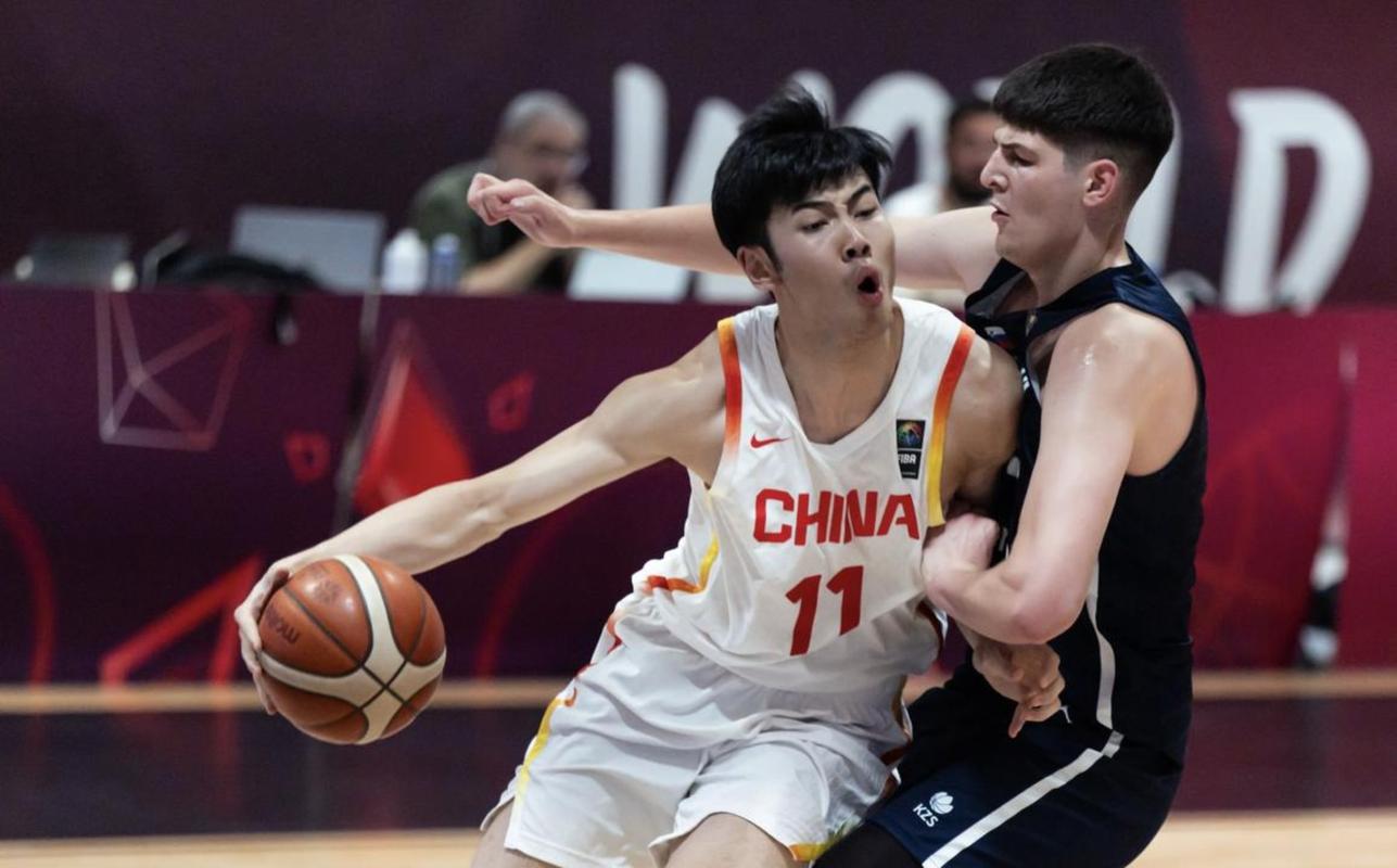 潜力无限！郇斯楠高四季前赛开发持球机动锋线打法拿下26分4助