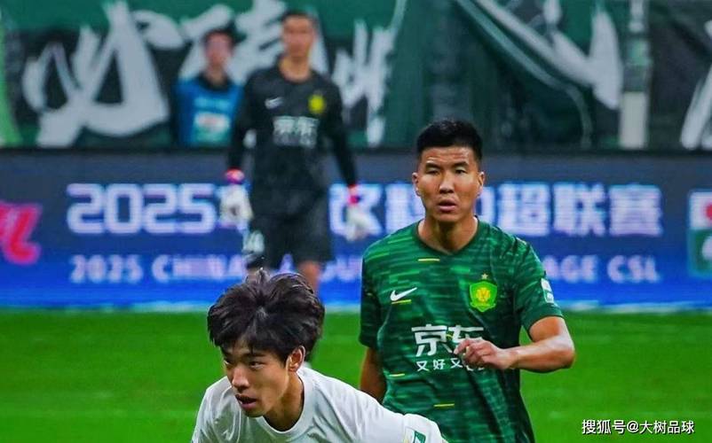 为何上头染红？国安冲突另一视角：王刚先遭对手推搡，曹永竞出头