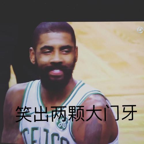 这说啥了🤣？詹姆斯在场上和替补席的欧文聊天 直接笑出表情包