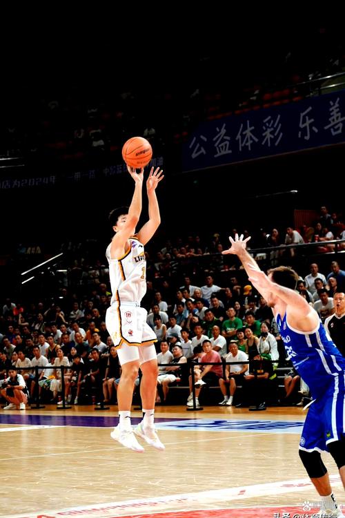 防守建功！杨瀚森轻舒猿臂完成抢断 随后持球推进反击