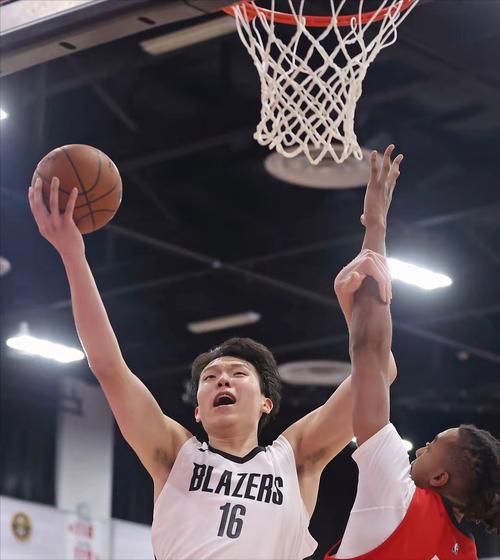 可惜没进！杨瀚森外线获得三分机会可惜打铁